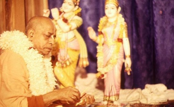 Srila Prabhupada worshiping